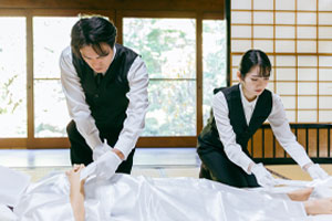 湯灌師とは？仕事内容や給料&年収を左右する要素・資格と向き不向きまで