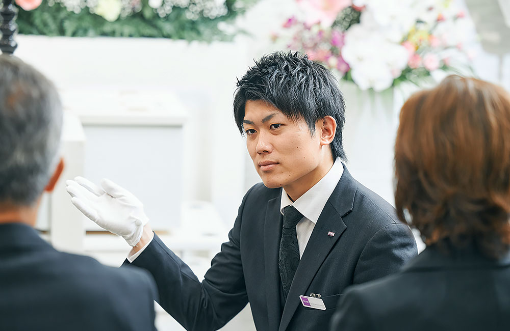 【葬祭ディレクター未経験歓迎】人柄重視・夜間なし／研修充実／スタンダード市場上場の業界最大手