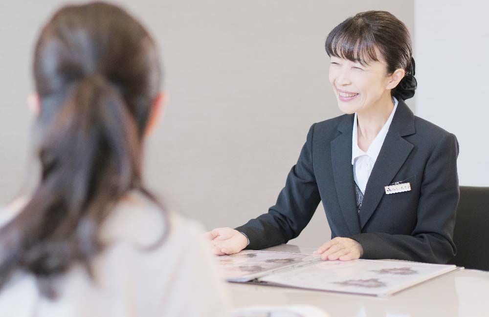 【葬祭ディレクター/プランナー経験者】経験者の定着率が高い／プライム上場グループb