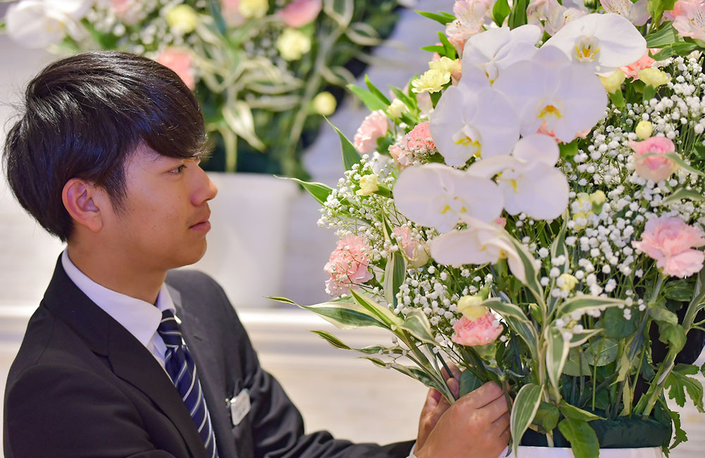【葬儀生花経験者】生花祭壇作成・制作配送業務／年休115日以上！b