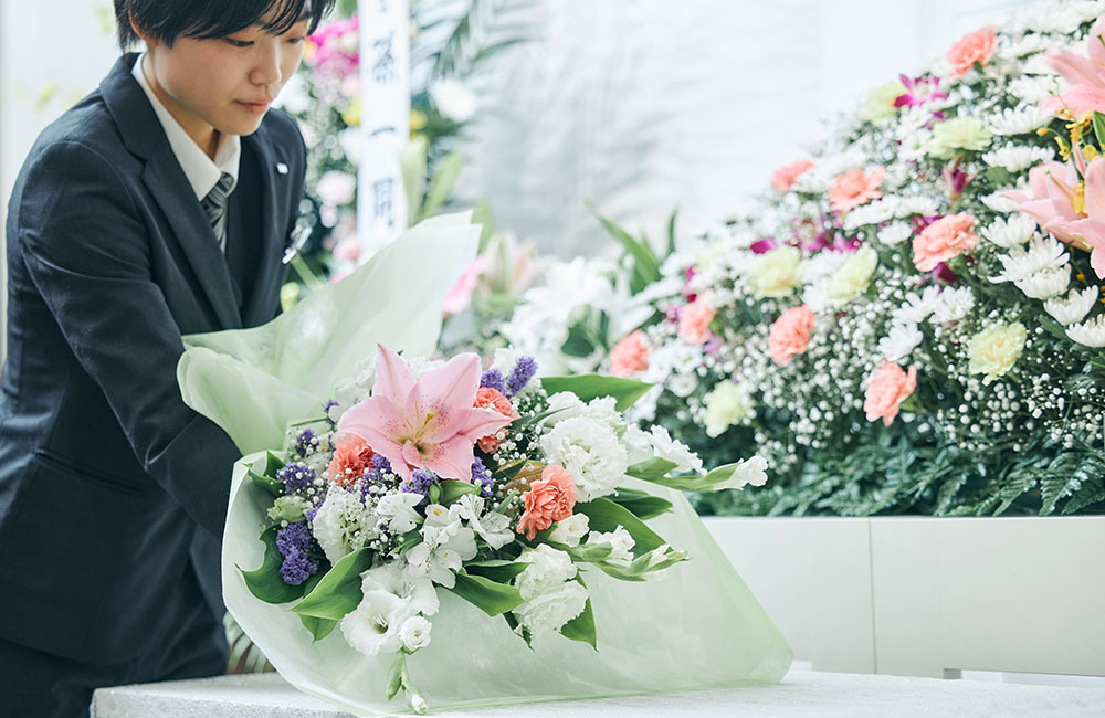 【葬祭ディレクター未経験歓迎】人柄重視・夜間なし／研修充実／スタンダード市場上場の業界最大手