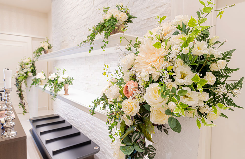 【葬儀生花経験者】生花祭壇作成・制作配送業務／年休115日以上！