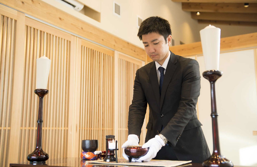 【葬祭ディレクター】未経験者歓迎／月収50万円以上可能／家族葬専門葬儀社