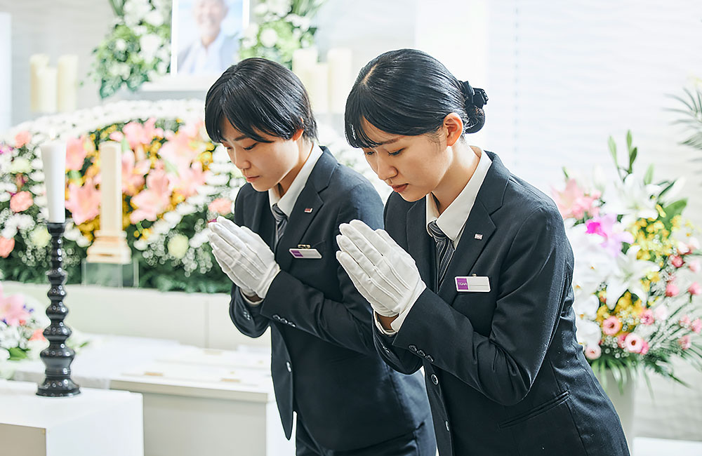 【葬祭ディレクター未経験歓迎】人柄重視・夜間なし／研修充実／スタンダード市場上場の業界最大手