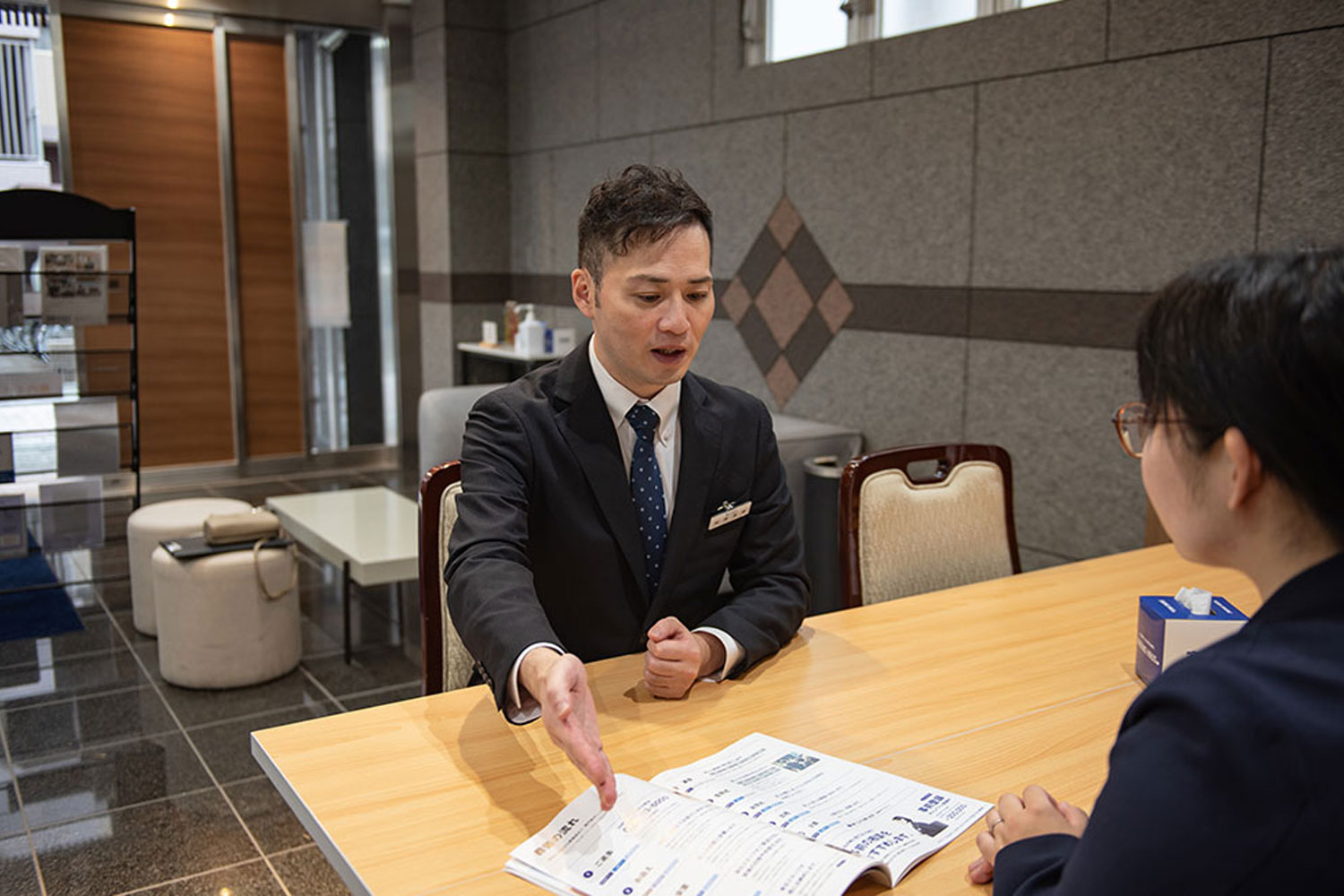 刑務官から葬祭ディレクターへ。未経験から始まった葬祭業の…