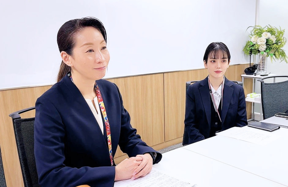 株式会社家族葬のファミーユ人材開発課のおふたりの写真。"