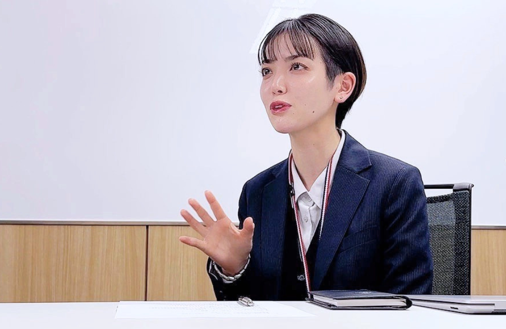 株式会社家族葬のファミーユ人材開発課の小柳様の写真"