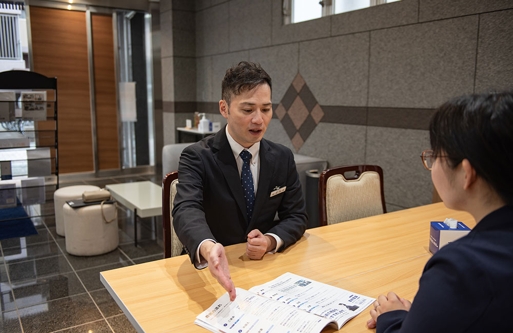 葬祭ディレクターがお客様と打ち合わせをする様子