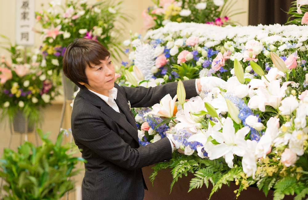 【生花祭壇】未経験応募可能／県内トップクラスの冠婚葬祭企業a