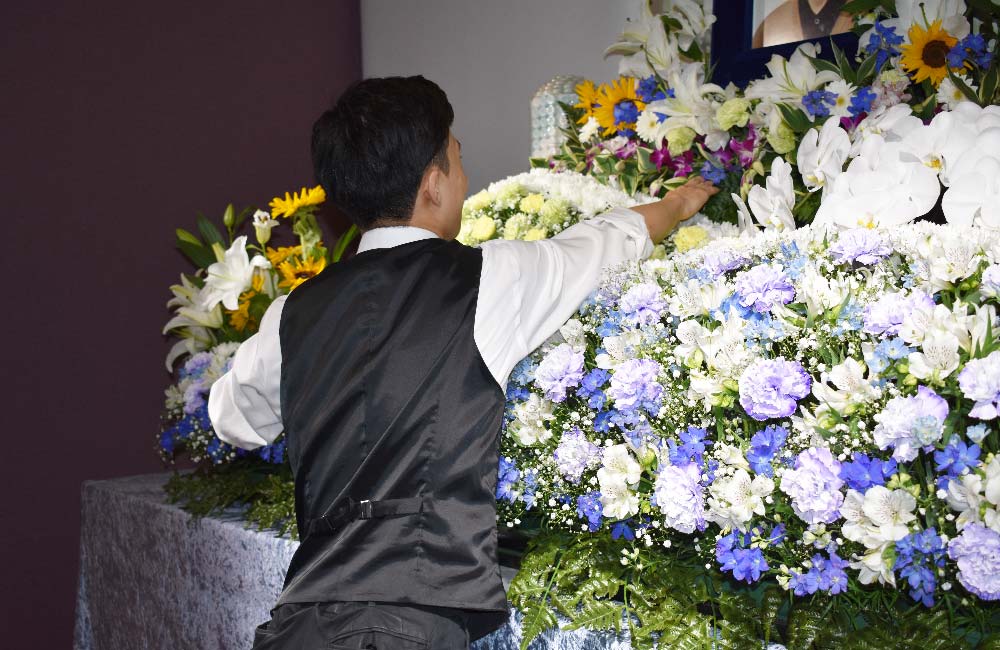 【葬祭生花祭壇作成】◆経験者優遇◆年2回のリフレッシュ休暇あり◆時間外残業少なめ◆a